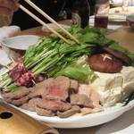 Akasaka Gohandokoro Meshiikoka - ステーキを食べ終ったら次はクジラ肉を使ったハリハリ鍋です。