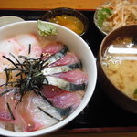 秋葉原旨い魚と焼酎.地酒 美味研鑽 TETSU - 関さば、黒鯛、石鯛　刺身丼