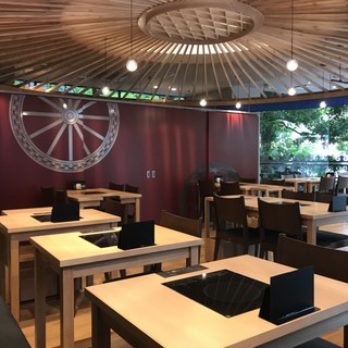 駅近＆キッズルーム完備！くつろぎの空間で本格薬膳鍋を堪能