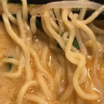 牛平 - 田毎の月ラーメン 麺アップ