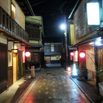 Giwon Fukushi - 左が店舗。花見小路から西へ('18.2月下旬)