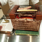 ぎをん 福志 - カウンター前で炭火焼き('18.2月下旬)