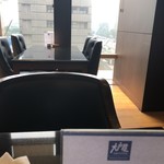 大戸屋 - 奥の建物が日本大使館