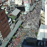 R restaurant & bar - 雷門と三社祭の人混み