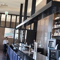 R restaurant & bar - お店の中
                  皆さん窓側に座るので、カウンターはガラガラです