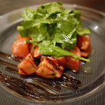 クッチーナ・オーラ・レガーレ - 地ルーコラと三浦のトマトのサラダ