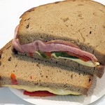 Billa Corso im Herrnhuterhaus - jausenbrot mit wiener und gouda　€2.39