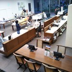 六花亭 - 階段の途中より1階の売店