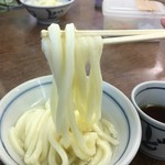 長田うどん - 重っ！旨味の塊でズッシリしてる
      出汁につけなくても食べれるクラス
      贅沢にも極上の出汁に潜らせて頂くのだ