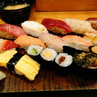 東鮨 新店 - ランチ　にぎり14貫　税込1000円　味噌汁　サラダ付き