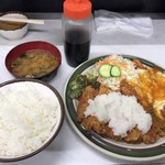 ハイライト食堂 - ハーフ&ハーフ（チーズ、おろしポン酢のトッピングの2枚のチキンカツ/690円税込）。ポン酢は自分で好きなだけかけます。