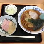 梅もと - 醤油ラーメン＆ミニまぐろ丼 (520円) (月曜日の日替わり特価セット)