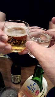 Ikoma - 「マスター何か飲んでください！」と言うと、「いつも日本酒飲んでるからビール頂きます！」とのこと。乾杯！