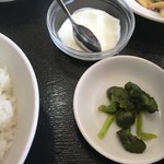 蓬莱閣 - 杏仁豆腐と漬け物