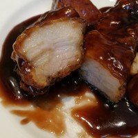 熱香森 - 表面はこんがりカリカリ、分厚い脂身と柔らかい身の豚バラに、フルーティでコクのある黒酢と葡萄のソースが合う！