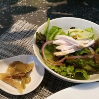 熱香森 - しっとり柔らかな蒸し鶏のサラダ、生姜風味のザーサイ、ご飯はお代わり自由
