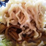 ケンちゃんラーメン - ちりちりのちぢれ麺。。。なんといいますか・・・ひらべったい麺です(´・ω・｀)