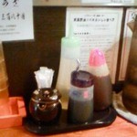 武蔵野アブラ學会 - 201107 武蔵野油學会　カウンター＆調味料.jpg