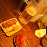 ライオン堂 - 本日のワンコインセット②。ビールと串カツ２本とボタン海老。（ボタンエビ食べちゃった・・・）
