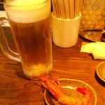 ライオン堂 - 本日のワンコインセット①。串カツを待てずボタン海老とビールでフライング。
