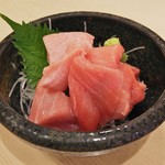 沼津魚がし鮨 流れ鮨 - 中トロぶつ切り680円。