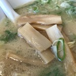 長浜ラーメン ともちゃん - メンマの大きさはこんなん