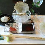 鎌倉山 横浜スカイビル店 - 前菜は刺身３種、大きな下駄に乗ってます