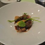 アキヒサ ハンダ - ハンガリー産マグレ鴨のフリカデルとフォアグラ