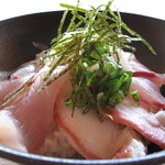 凝聚日本海的祝福！生鱼片盖饭有很多魚