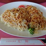 中華 太陽 - 棒々鶏冷麺デラックス。暑い時期にはオススメの逸品です。二人ならシェアして、別な料理と組み合わせても好いかも。