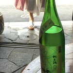 盃屋かづち - 夏の日本酒　あら、お姉さんの足が～～