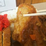 安国屋 - カツカレーのカツも厚い