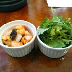 カレーの店 マボロシ - 左がセットのアチャール的なマリネされた野菜。少し酸っぱ甘辛くて、コーン、トマト、玉葱、レーズン。右はパクチー(税込１００円)。