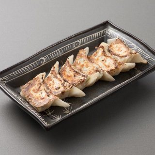 外はカリッと旨味ジュワっと焼餃子１皿３５０円６個→８個に増量