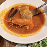 AOYAMA Mar Mare - 魚貝の味がタップリでエビも大きい！ブイヤベースは、カロリー控えめで満足できる。
