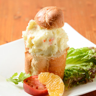 Sandwich the potato salad in baguette ☆ I'll bring it to you gently so you don't knock it over.