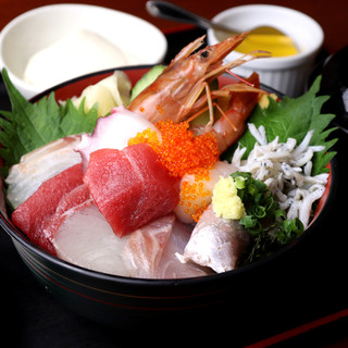 お得に魚介を堪能するならランチが狙い目◎漁師丼は数量限定！