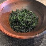 道盅庵 - 一煎目を出したお茶の葉 鮮やかな緑色