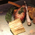 大どころ - ◆ダルマ鯛の山椒醤油焼き（写真は一人分）、焼き野菜、肉みそ、カラスミ塩添え。 いつもながらのキップのいい出し方です。 ダルマ鯛は脂がのり皮まで美味しい。お野菜も新鮮ですので、甘いですね。