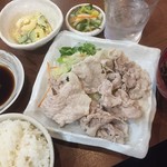 家庭料理居酒屋 よってって - ♪本日の日替り（豚肉の冷しゃぶ定食）¥500
      