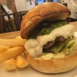 Restaurant & Bar Juicy’s - 面白いハンバーガーですよね。