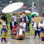 中六 - 御田植の後ろでは舞と田舟が