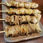 Izakaya Biggu - 鶏皮塩二本、ボンジリ二本 115×4=460円