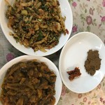 ラベヤ レストラン&スウィーツ - 左上チングリ・シュッキ・トルカリ（干しエビカレー）、左下チングリ・シュッキ・ボッタ（干しエビ和え物）、右カスキ・マセル・ボッタ（小魚カスキの和え物）:見ためは地味、味は強烈、バングラ主婦の感覚。