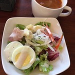 ワインカフェ ルセット - サラダとスープ。サラダにはオクラなんかも入ってます。