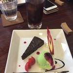 ワインカフェ ルセット - アイスティーとデザート。美しい。
