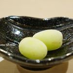 焼鳥　おみ乃 - 凍らせたぶどうでサッパリ