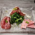 デザイナーズ個室×肉バル GRILL MEAT FACTORY - イタリア産 生ハムとサラミの盛り合わせ