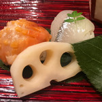 銀座 しのはら - 桜の葉をめくると可愛らしい手毬鮨が