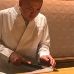 銀座 しのはら - 篠原さん、真剣な面持ちでお造り作ってますー。